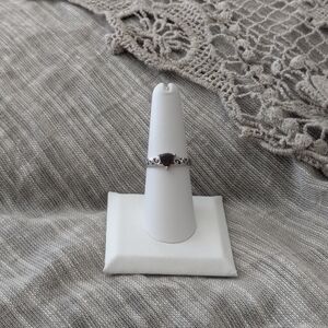 Elegant Silver Ring with Garnet Gemstone